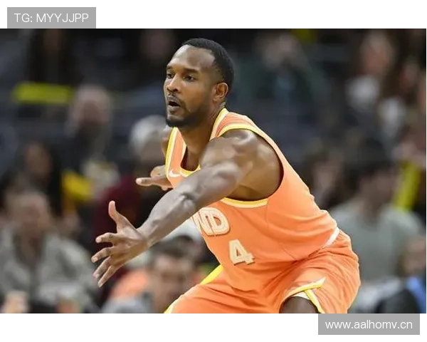 埃文·莫布里利用内线掩护有效拉开空间，提升关键时刻防守影响力